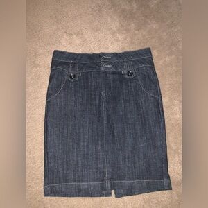 Women’s dark denim skirt. Size small